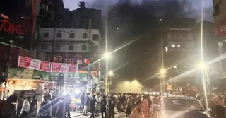 বেইলি রোডের সিরাজ টাওয়ারে আগুন, নিয়ন্ত্রণে ফায়ারের ৮ ইউনিট
